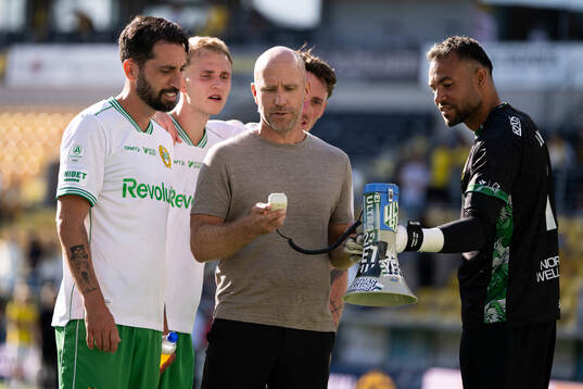 Hammarbys tränare Henrik Rydström och spelare funderar