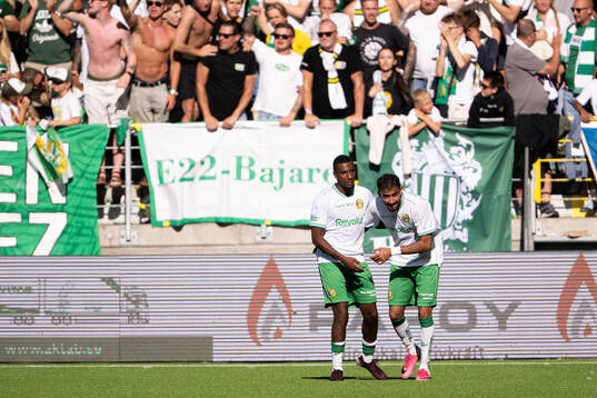 Hammarbys Paulos Abraham och Montader Madjed jublar