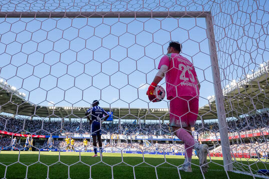 IFK Göteborgs målvakt Elis Bishesari deppar