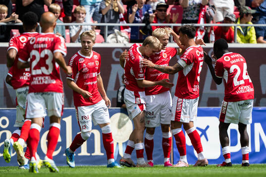 Kalmars Carl Gustafsson jublar med lagkamrater