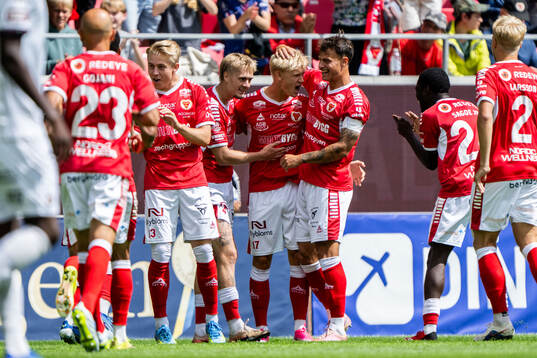 Kalmars Carl Gustafsson jublar med lagkamrater