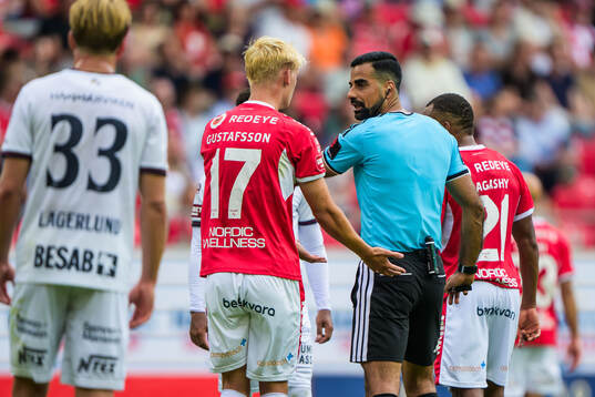Kalmars Carl Gustafsson och Domare Mohammed Al-Hakim