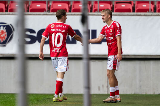 Kalmars Rony Jansson jublar med Marius Söderbäck