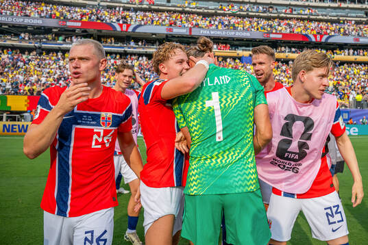 Andreas Schjelderup, goalkeeper Ørjan Nyland and players