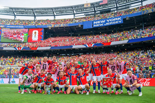 Players of Norway celebrate
