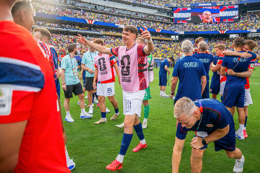 Jørgen Strand Larsen and players of Norway celebrate