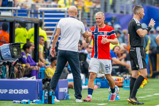 Head coach Ståle Solbakken and Julian Ryerson of Norway