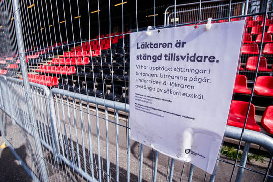 En skylt annonserar om en stängd läktare på Grimsta IP