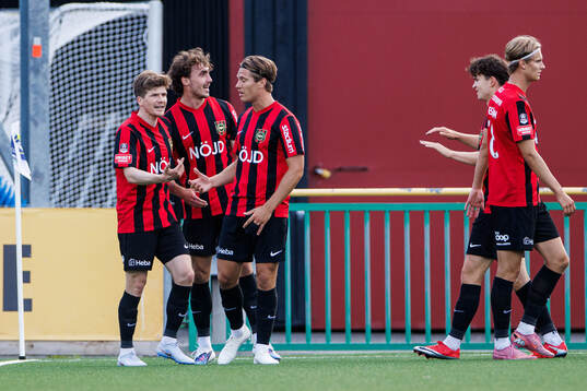 Brommapojkarnas Oliver Berg jublar