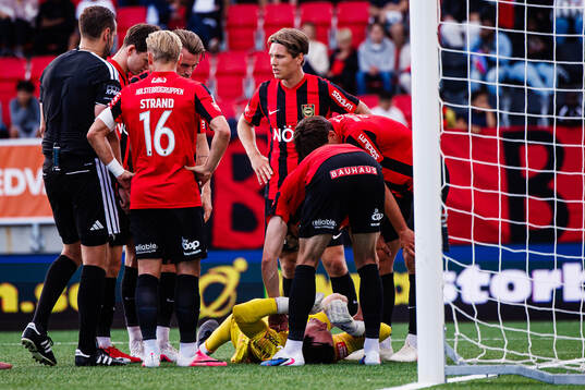 Brommapojkarnas målvakt Leo Cavallius har ont