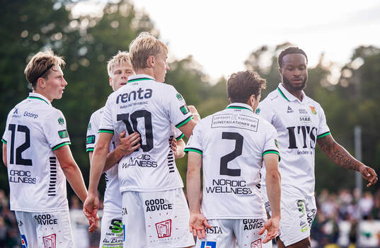 GAIS Henry Sletsjøe jublar med Robin Frej, Robert Frosti