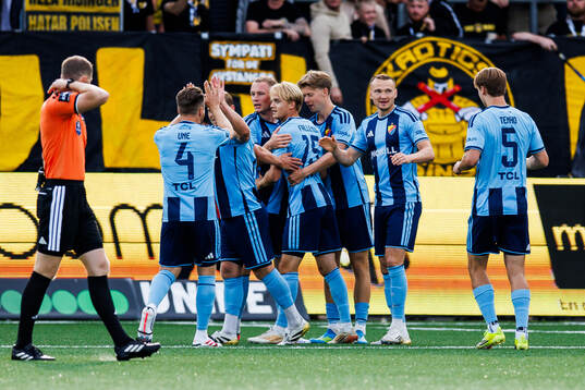 Djurgårdens Oskar Fallenius jublar med lagkamrater