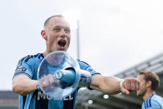 Djurgårdens Kristian Lien jublar framför klacken