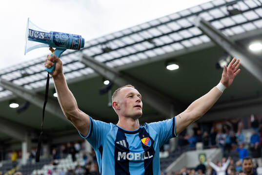Djurgårdens Kristian Lien jublar framför klacken