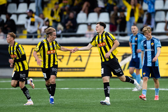 Häckens Bamir Sadiku jublar ihop med David Seger