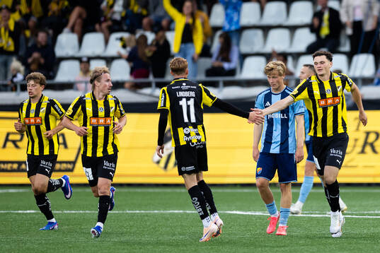 Häckens Bamir Sadiku jublar ihop med Julius Lindberg