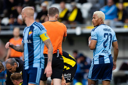 Domare Oscar Johnson ger Djurgårdens Mikael Marques ett