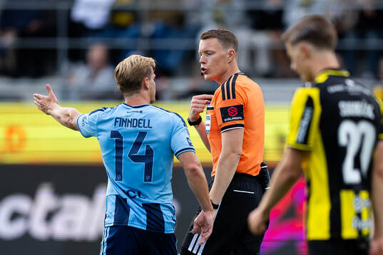 Domare Oscar Johnson och Djurgårdens Hampus Finndell