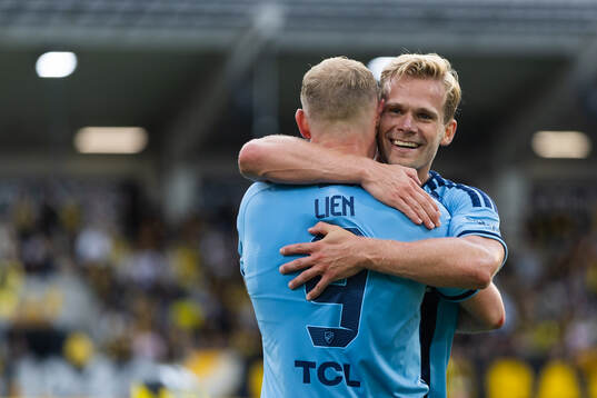Djurgårdens Kristian Lien jublar ihop med Hampus Finndell