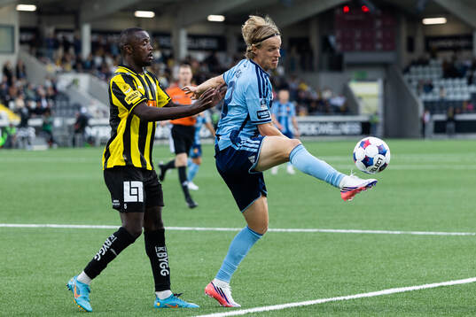 Häckens Brice Wembangomo och Djurgårdens Jeppe Okkels