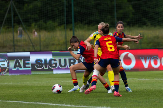 Thindra Mattsson of Sweden against Amaya Garcia Gomez,