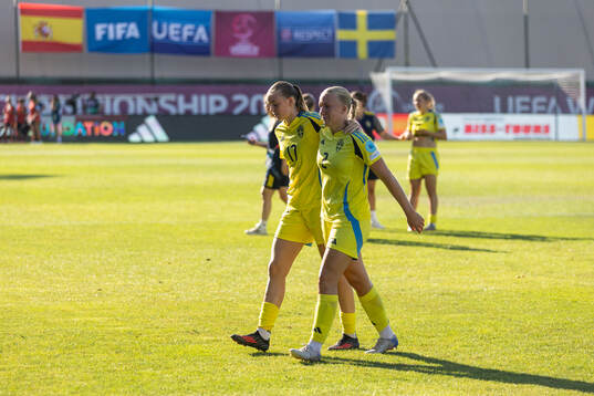 Fabienne Bartholdson and Thindra Mattsson of Sweden look