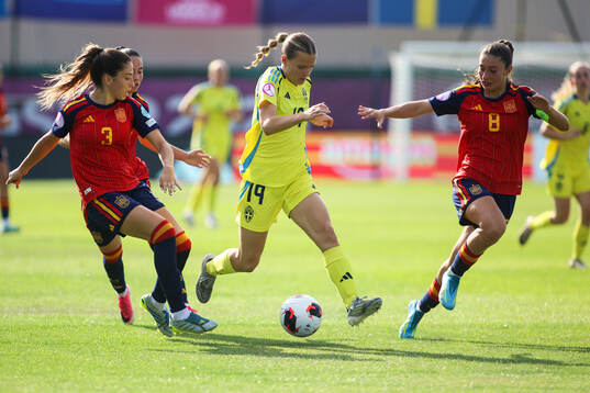 Agnes Ekberg of Sweden against Julia Torres and Elene