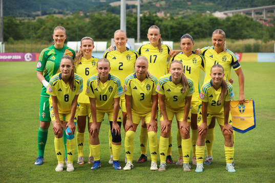 The staring eleven of Sweden pose for a team photo. From