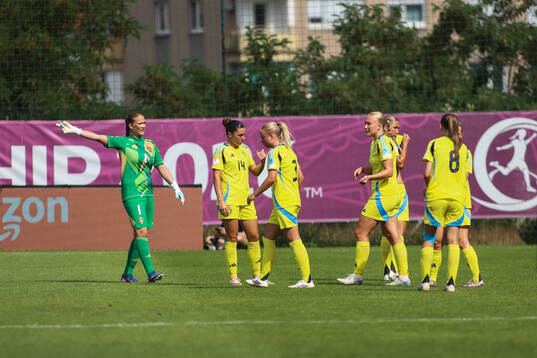 Goalkeeper Hanna Karlsson, Thea Staffansson, Nicole Molin