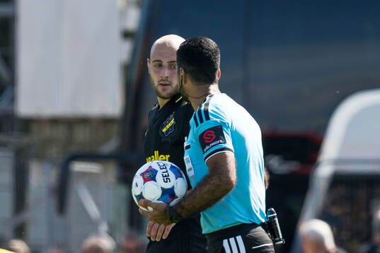 AIKs Amel Mujanic och Domare Mohammed Al-Hakim