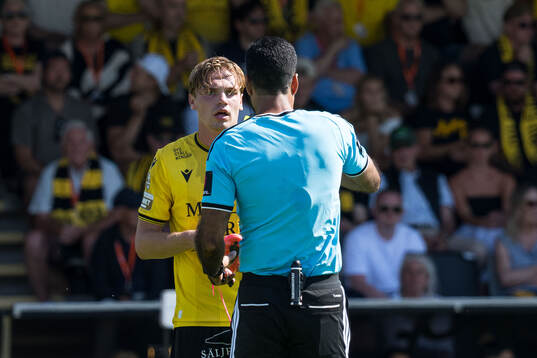 Mjällbys Jeppe Kjaer och Domare Mohammed Al-Hakim