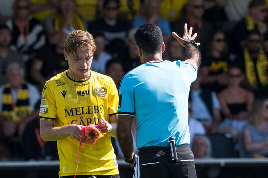 Mjällbys Jeppe Kjaer och Domare Mohammed Al-Hakim