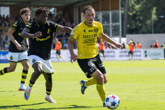 AIKs Axel Kouame och Mjällbys Aki Samuelsen