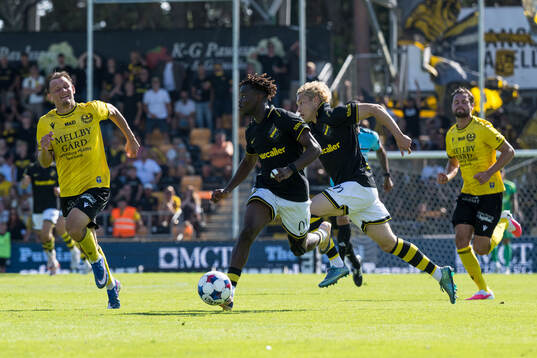 Mjällbys Aki Samuelsen och AIKs Axel Kouame och Victor