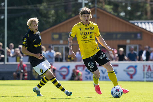 AIKs Victor Goncalves Andersson och Mjällbys Max Nielsen