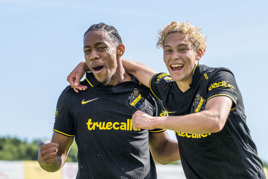 AIKs Adrian Helm och Victor Goncalves Andersson jublar