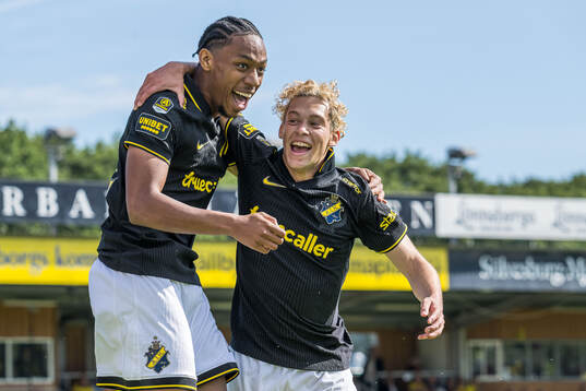 AIKs Adrian Helm och Victor Goncalves Andersson jublar