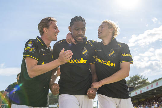 AIKs Adrian Helm och Victor Goncalves Andersson jublar