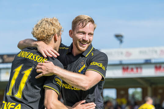 AIKs Victor Goncalves Andersson och Eskil Edh jublar