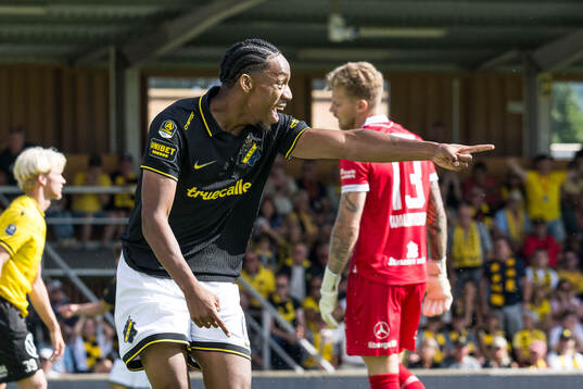 AIKs Adrian Helm jublar
