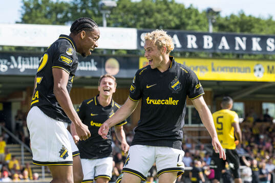 AIKs Adrian Helm och Victor Goncalves Andersson jublar
