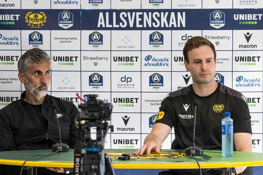 AIKs tränare José Riveiro och Mjällbys tränare Karl