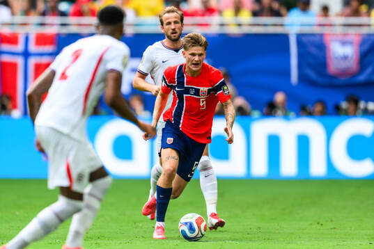 David Møller Wolfe of Norway and Harry Kane of England