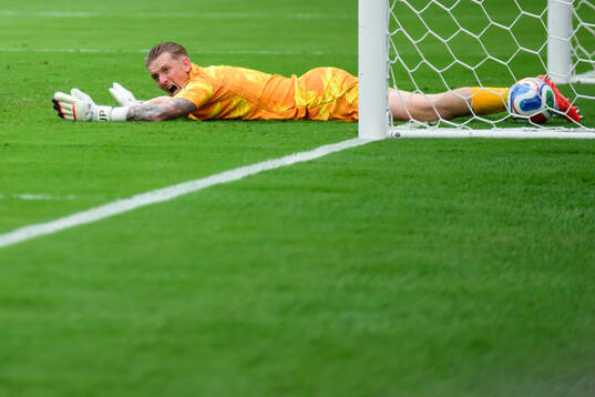 goalkeeper Jordan Pickford of England