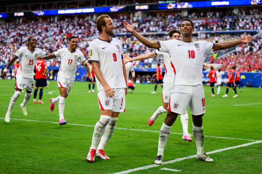 Jude Bellingham of England celebrate with teammates