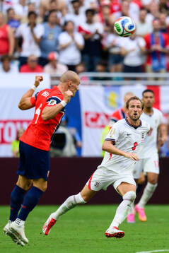 Leo Østigård of Norway and Harry Kane of England