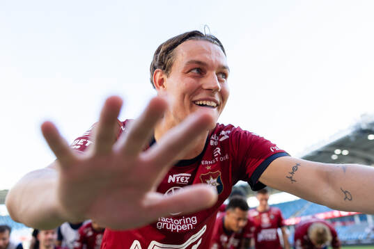Örgrytes Noah Christoffersson jublar framför klacken
