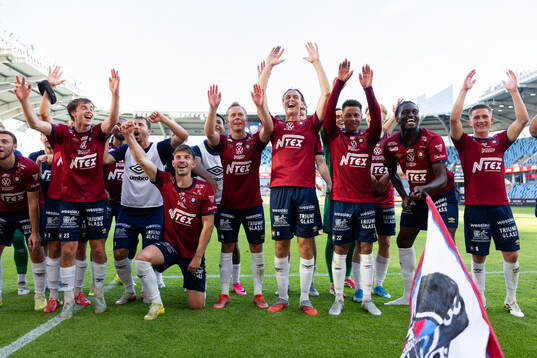 Örgrytes spelare jublar framför klacken