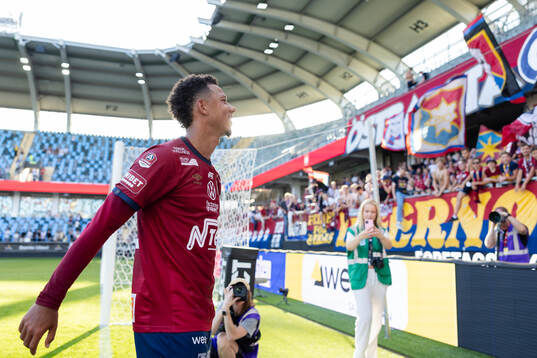 Örgrytes klack sjunger för Tobias Sana