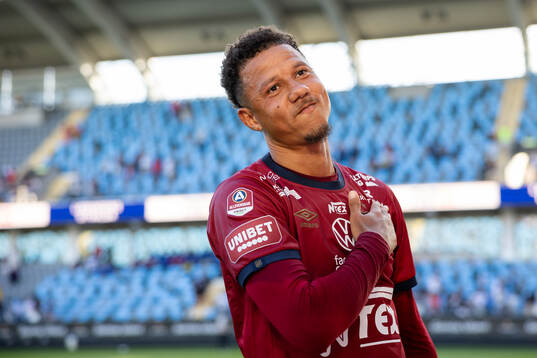 Örgrytes klack sjunger för Tobias Sana
